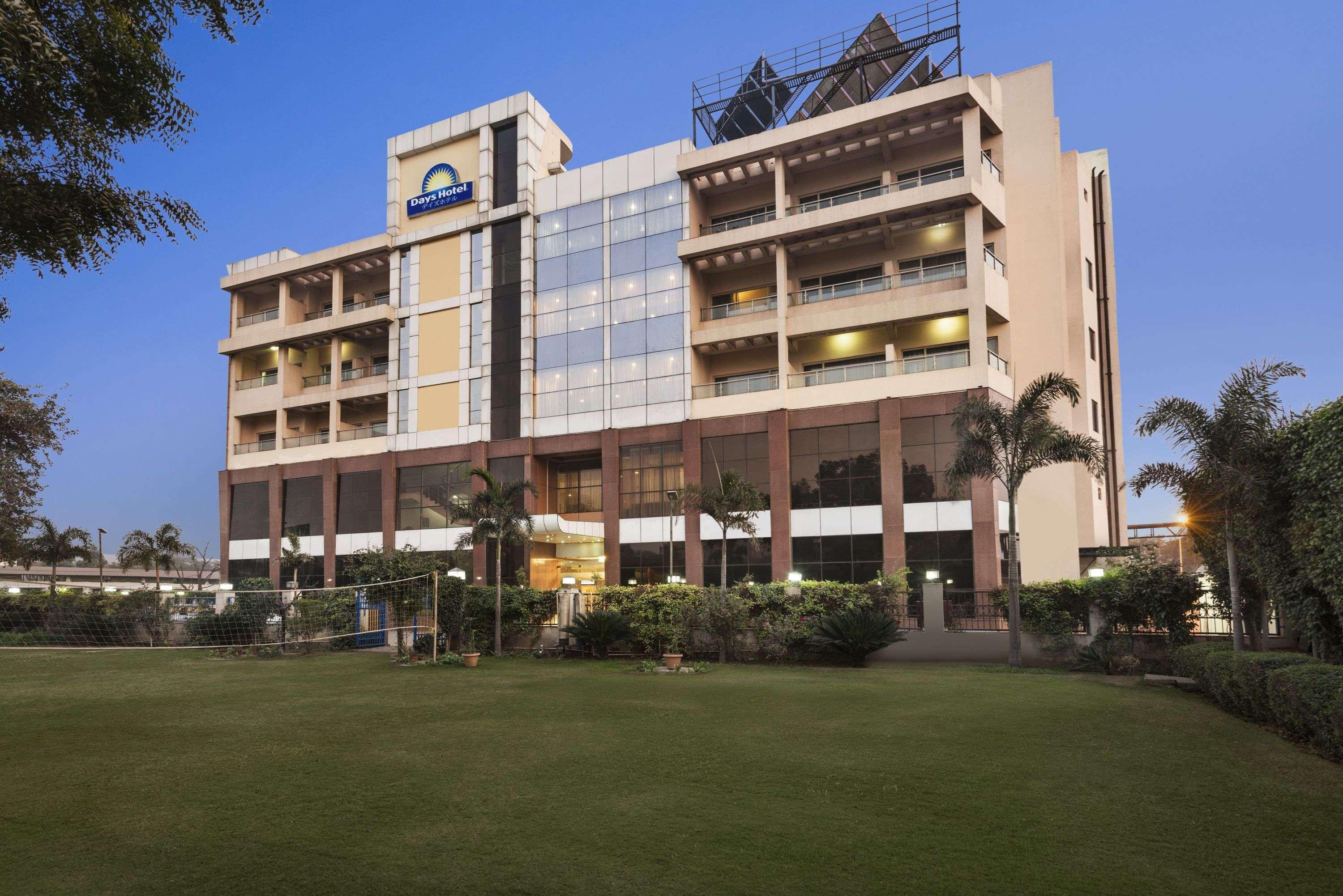 Days Hotel By Wyndham ניימרנה מראה חיצוני תמונה