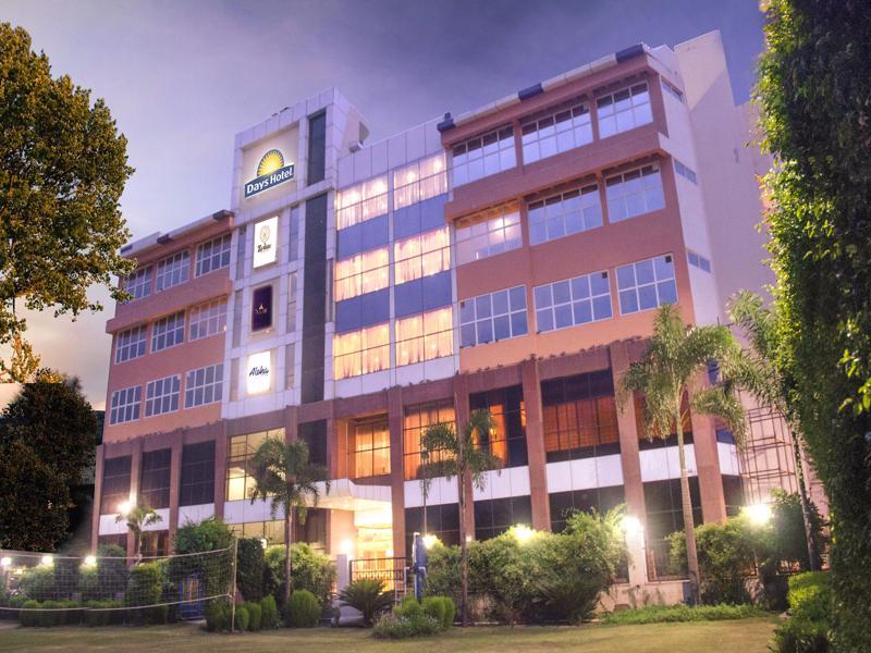 Days Hotel By Wyndham ניימרנה מראה חיצוני תמונה